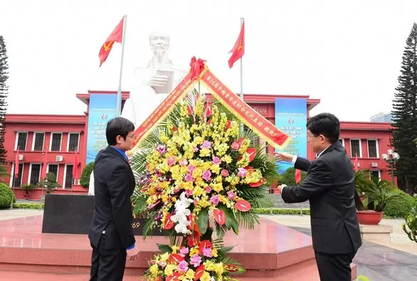 Đại biểu thanh niên hai nước dâng hoa tượng đài Chủ tịch Hồ Chí Minh trước lễ khai mạc chương trình Gặp gỡ Hữu nghị Thanh niên Việt - Trung lần thứ 24