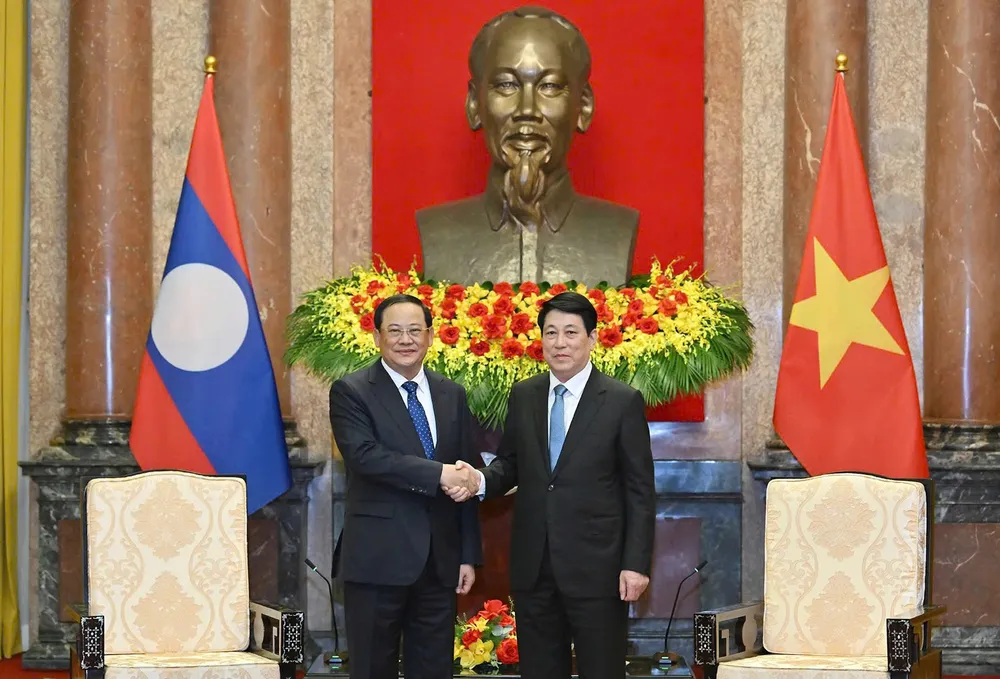 Chủ tịch nước Lương Cường tiếp Thủ tướng Lào Sonexay Siphandone, sáng 17-4. Ảnh: VIẾT CHUNG