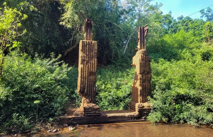 Dấu vết cầu Mã Đà đã bị đánh sập trong chiến tranh