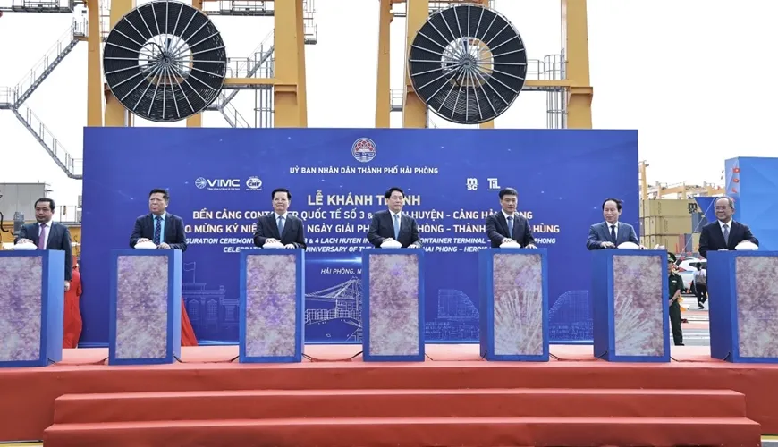 Chủ tịch nước Lương Cương và các đại biểu thực hiện nghi thức bấm nút khánh thành Bến cảng container quốc tế số 3 và 4 Lạch Huyện. Ảnh: VIẾT CHUNG