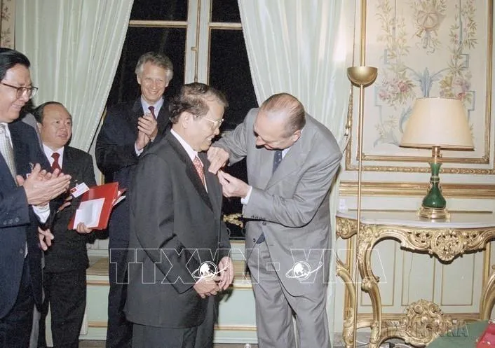 Tổng thống Pháp Jacques Chirac trao Huân chương Bắc đẩu bội tinh tặng Chủ tịch nước Trần Đức Lương. Ảnh: TTXVN
