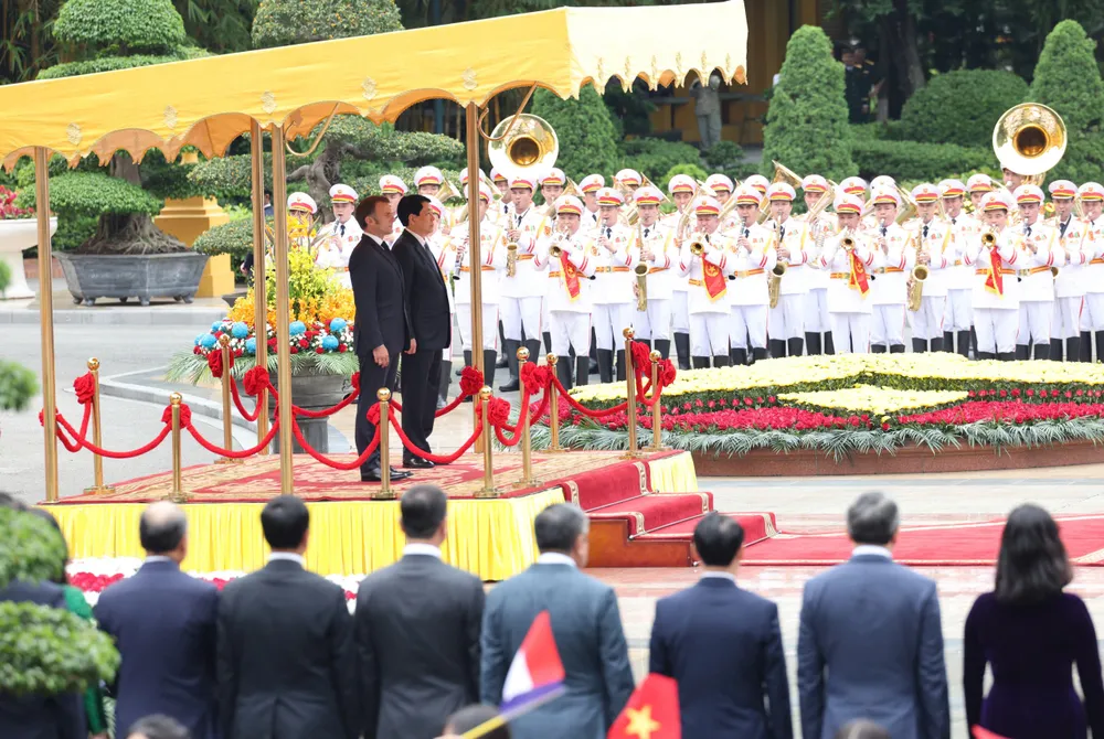 Chủ tịch nước Lương Cường và Tổng thống Cộng hòa Pháp Emmanuel Macron tại lễ đón chính thức sáng 26-5. Ảnh: QUANG PHÚC