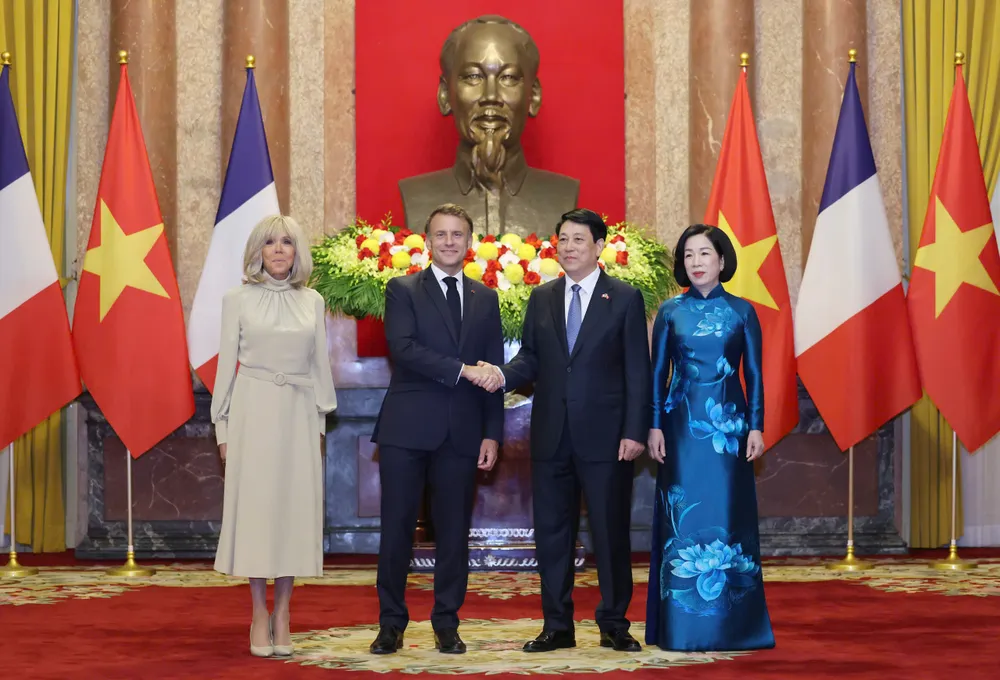 Chủ tịch nước Lương Cường và Phu nhân chụp ảnh cùng Tổng thống Emmanuel Macron và Phu nhân, sáng 26-5. Ảnh: QUANG PHÚC