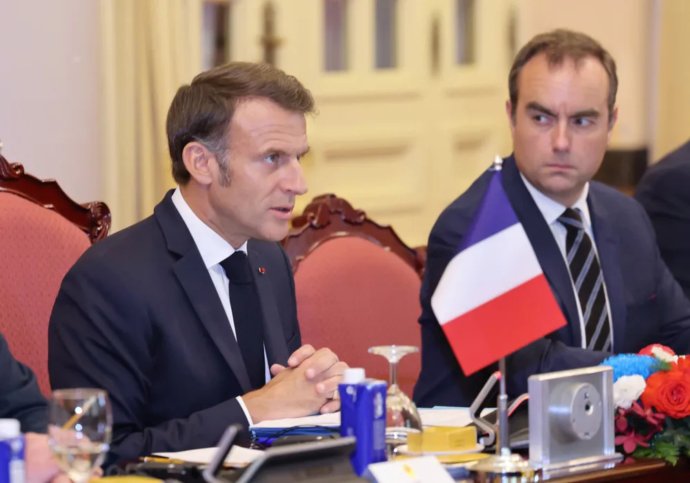 Chủ tịch nước Lương Cường hội đàm với Tổng thống Pháp Emmanuel Macron, sáng 26-5. Ảnh: QUANG PHÚC