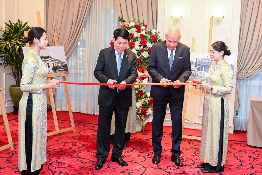 Chủ tịch nước Lương Cường và Tổng thống Hungary cắt băng khai mạc triển lãm ảnh của nhiếp ảnh gia Dezso Bozoky. Ảnh: VIẾT CHUNG