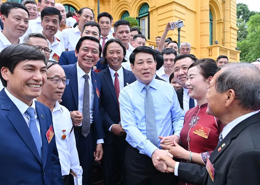 Chủ tịch nước Lương Cường gặp mặt thân mật các nghệ nhân làng nghề tiêu biểu toàn quốc chiều 10-6. Ảnh: VIẾT CHUNG