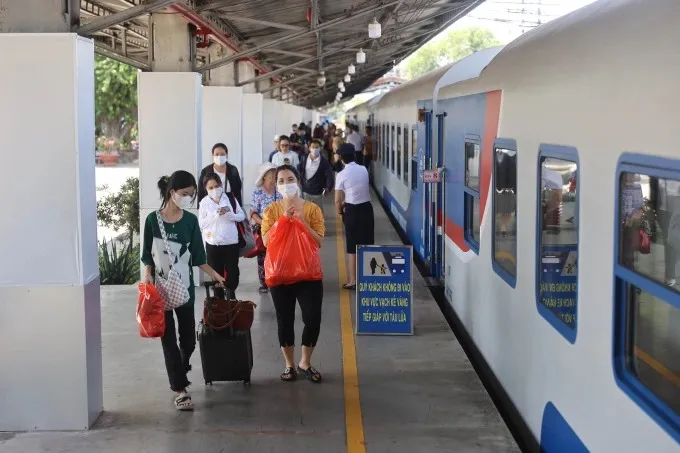 Tăng thêm tàu chạy tuyến TPHCM - Hà Nội phục vụ đợt cao điểm hè