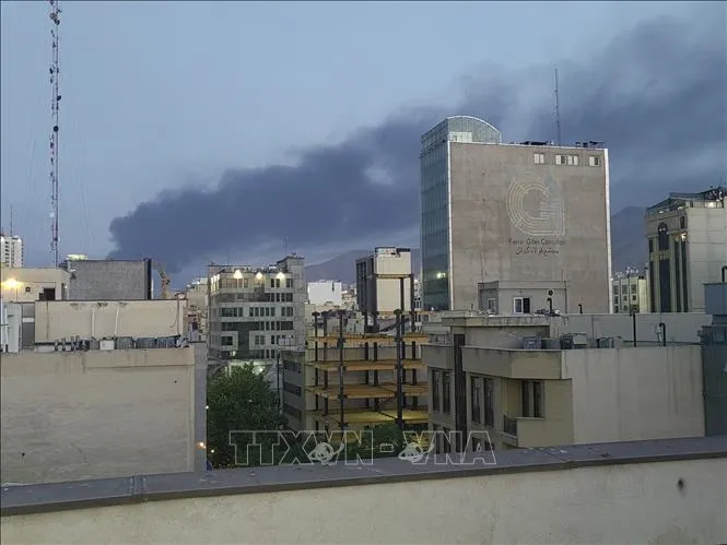 Khói bốc lên sau một vụ nổ tại Tehran, Iran, ngày 15-6. Ảnh: TTXVN