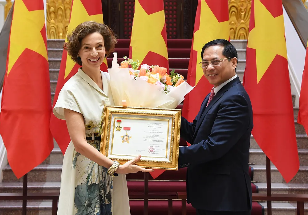 Phó Thủ tướng, Bộ trưởng Ngoại giao Bùi Thanh Sơn trao tặng bà Audrey Azoulay Kỷ niệm chương “Vì sự nghiệp Ngoại giao Việt Nam”