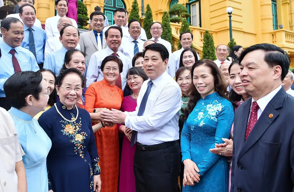 Chủ tịch nước Lương Cường gặp mặt thân mật đoàn đại biểu cán bộ Hội Khuyến học tiêu biểu toàn quốc, sáng 10-7. Ảnh: VIẾT CHUNG