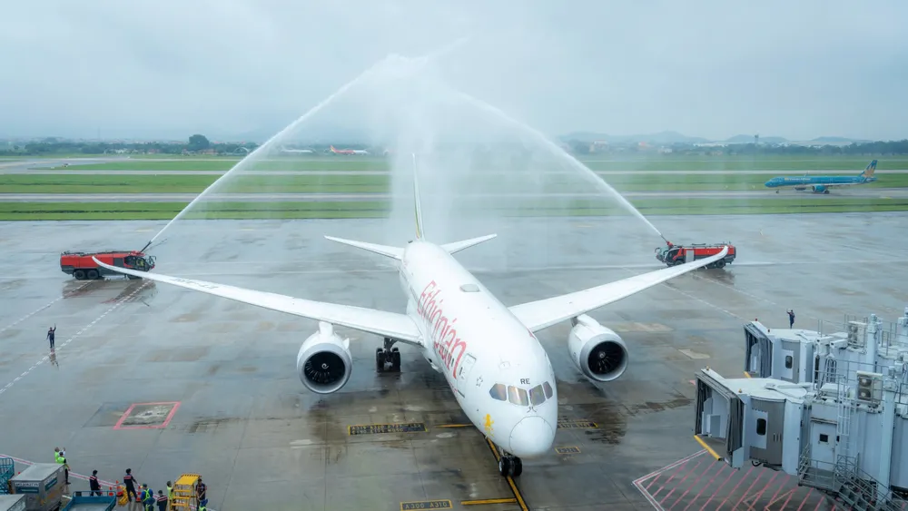 Nghi thức phun vòi rồng chào đón chuyến bay đầu tiên của Hãng hàng không Ethiopian Airlines