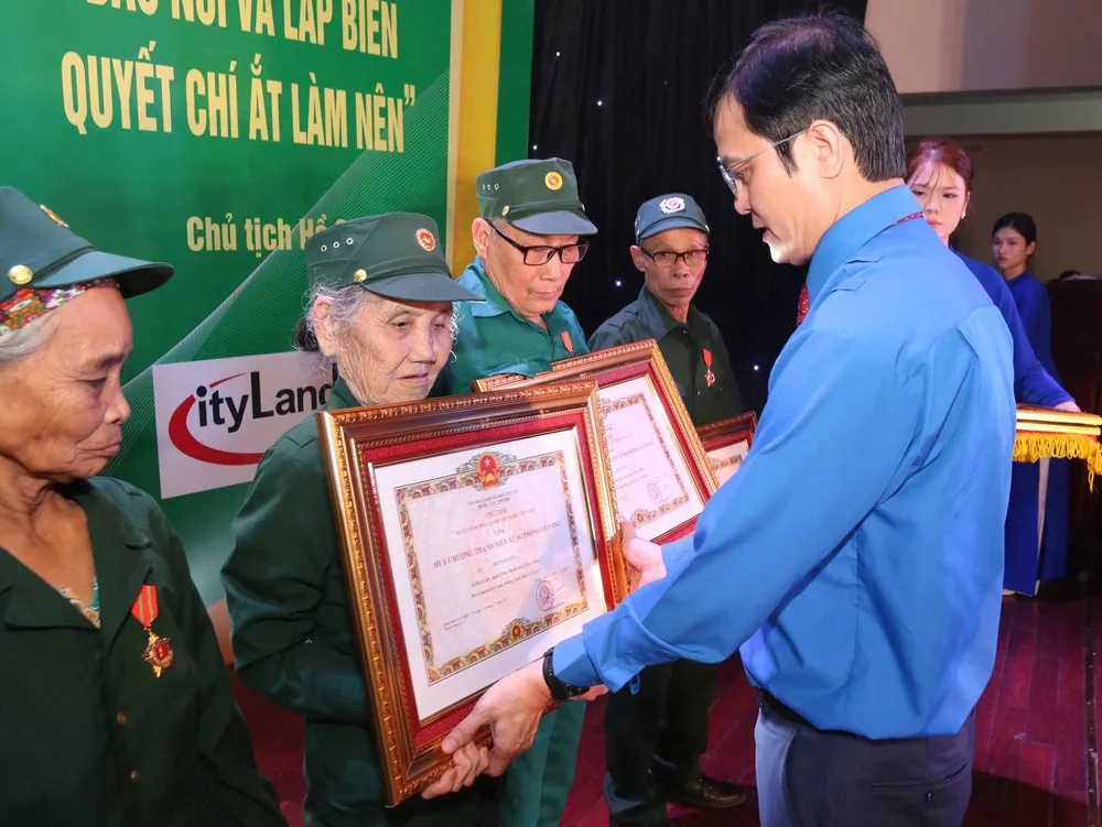 Bí thư thứ nhất Trung ương Đoàn Bùi Quang Huy trao tặng Huy chương "Thanh niên xung phong vẻ vang" cho 22 cựu thanh niên xung phong