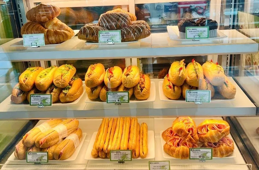 Các sản phẩm bánh mì tại cửa hàng trong sân bay Nội Bài
