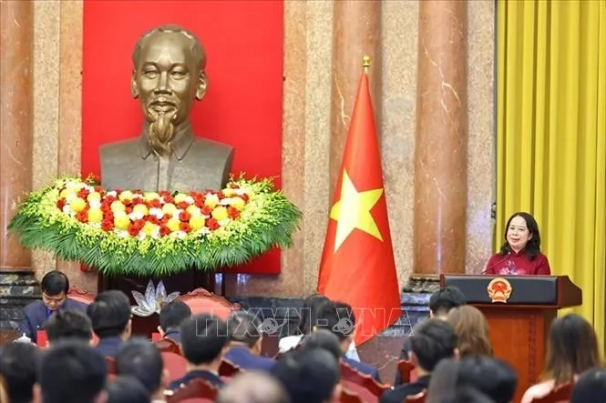 Phó Chủ tịch nước Võ Thị Ánh Xuân gặp mặt đại biểu tham gia Diễn đàn Trí thức trẻ Việt Nam toàn cầu lần thứ VI. Ảnh: TTXVN