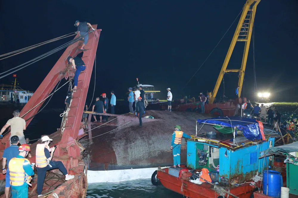 Công tác cứu nạn, cứu hộ tại hiện trường vụ lật tàu trên Vịnh Hạ Long