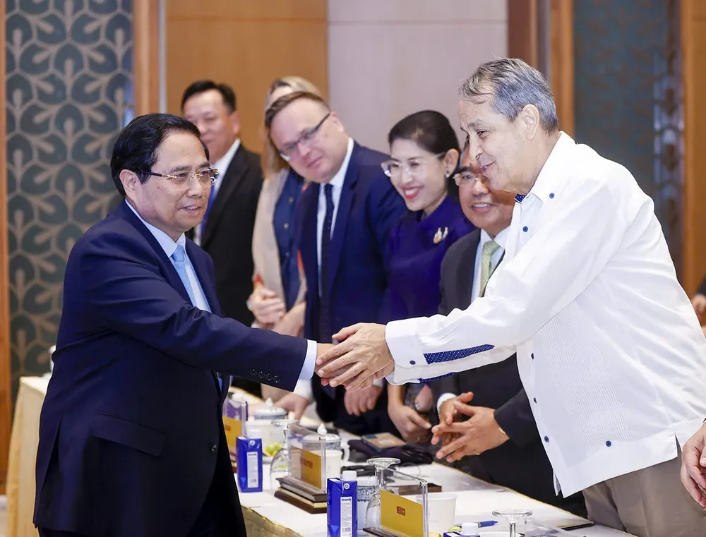 Thủ tướng Phạm Minh Chính cùng các đại biểu tại sự kiện công bố thành lập Ủy ban Quốc gia APEC 2027. Ảnh: VIẾT CHUNG