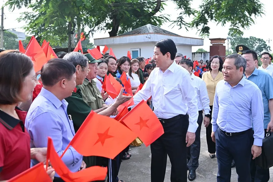 Chủ tịch nước với người dân thôn Quảng Chính 6, xã Quảng Hà, tỉnh Quảng Ninh