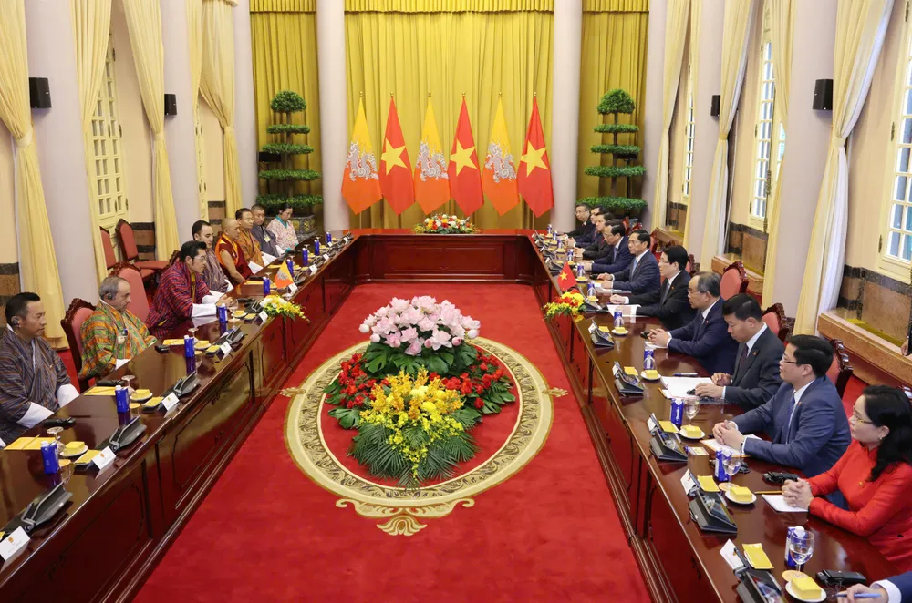 Chủ tịch nước Lương Cường và Quốc vương Jigme Khesar Namgyel Wangchuck hội đàm sáng 19-8. Ảnh: QUANG PHÚC