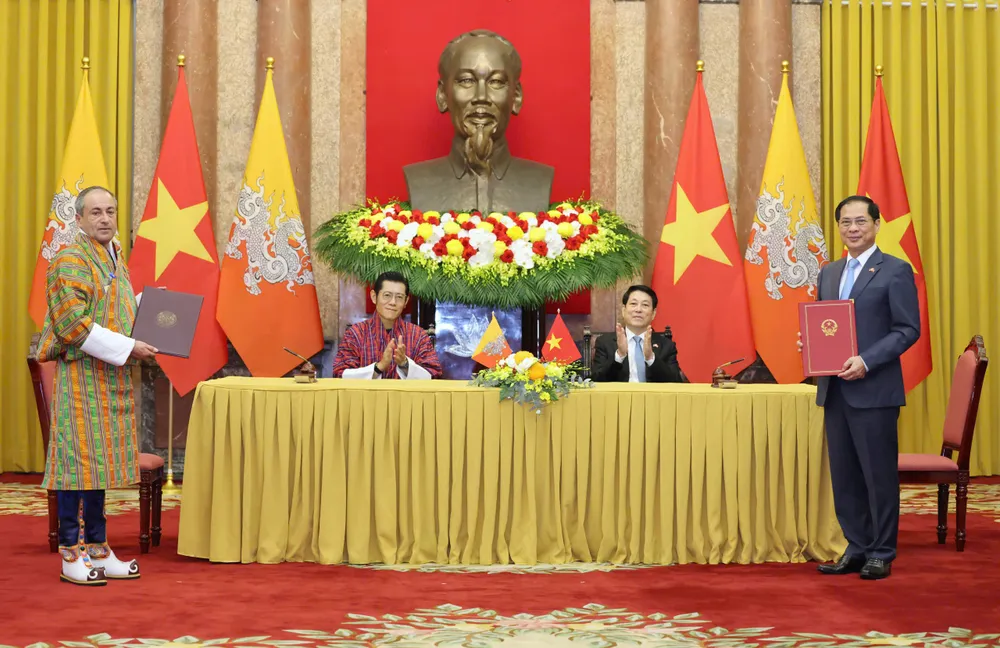 Chủ tịch nước Lương Cường và Quốc vương Jigme Khesar Namgyel Wangchuck chứng kiến lễ ký kết và trao đổi các văn kiện hợp tác giữa hai nước, sáng 19-8. Ảnh: QUANG PHÚC