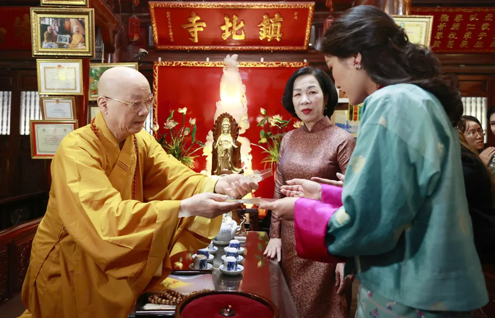 Hòa thượng Thích Thanh Nhã tặng lá bồ đề cho Phu nhân Nguyễn Thị Minh Nguyệt và Hoàng hậu Jetsun Pema Wangchuck, sáng 19-8. Ảnh: VIẾT CHUNG