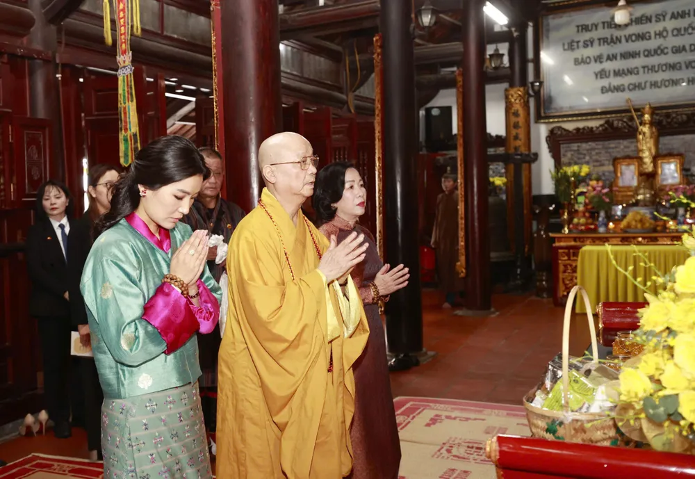 Phu nhân Nguyễn Thị Minh Nguyệt và Hoàng hậu Jetsun Pema Wangchuck thực hiện nghi lễ thắp hương, cúng Phật tại chùa Trấn Quốc, sáng 19-8. Ảnh: VIẾT CHUNG