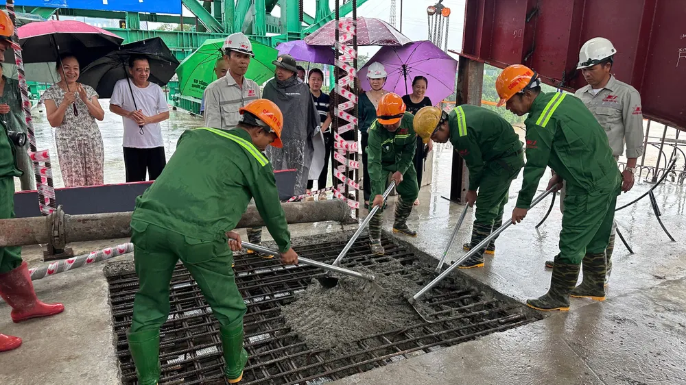 Khâu chuẩn bị cho hợp long cầu Phong Châu