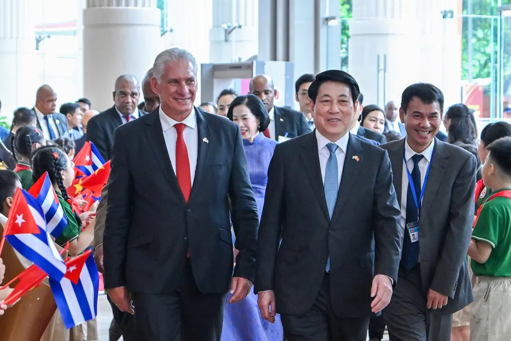 Chủ tịch nước Lương Cường và Phu nhân cùng Bí thư Thứ nhất, Chủ tịch nước Cuba Miguel Díaz Canel Bermúdez và Phu nhân dự lễ mít tinh trọng thể kỷ niệm 65 năm ngày thiết lập quan hệ ngoại giao giữa Việt Nam và Cuba. Ảnh: QUANG PHÚC