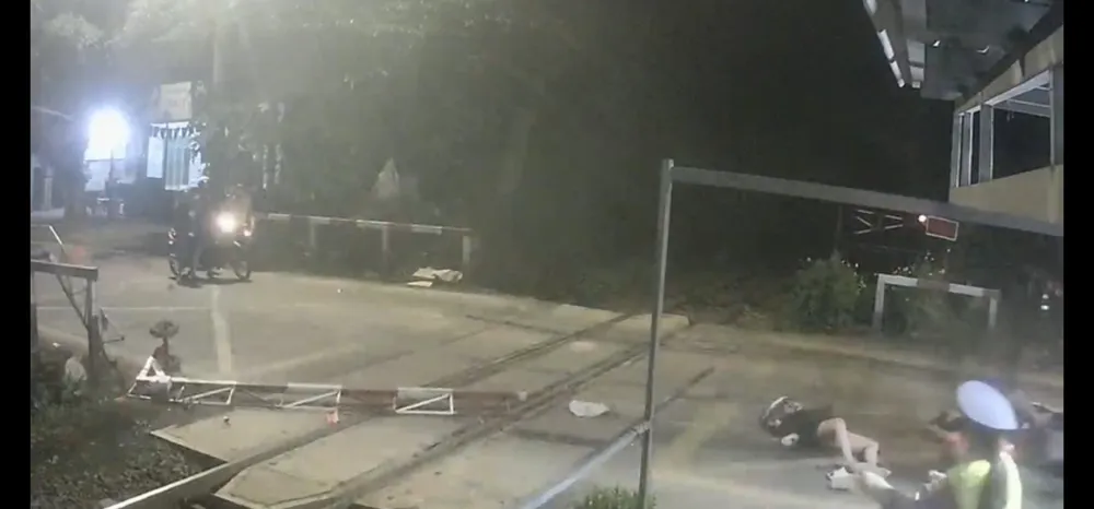 Vụ một người điều khiển xe máy đâm bay rào chắn tại khu gian Long Khánh - Dầu Giây tuyến đường sắt Hà Nội - TPHCM, hôm 24-8