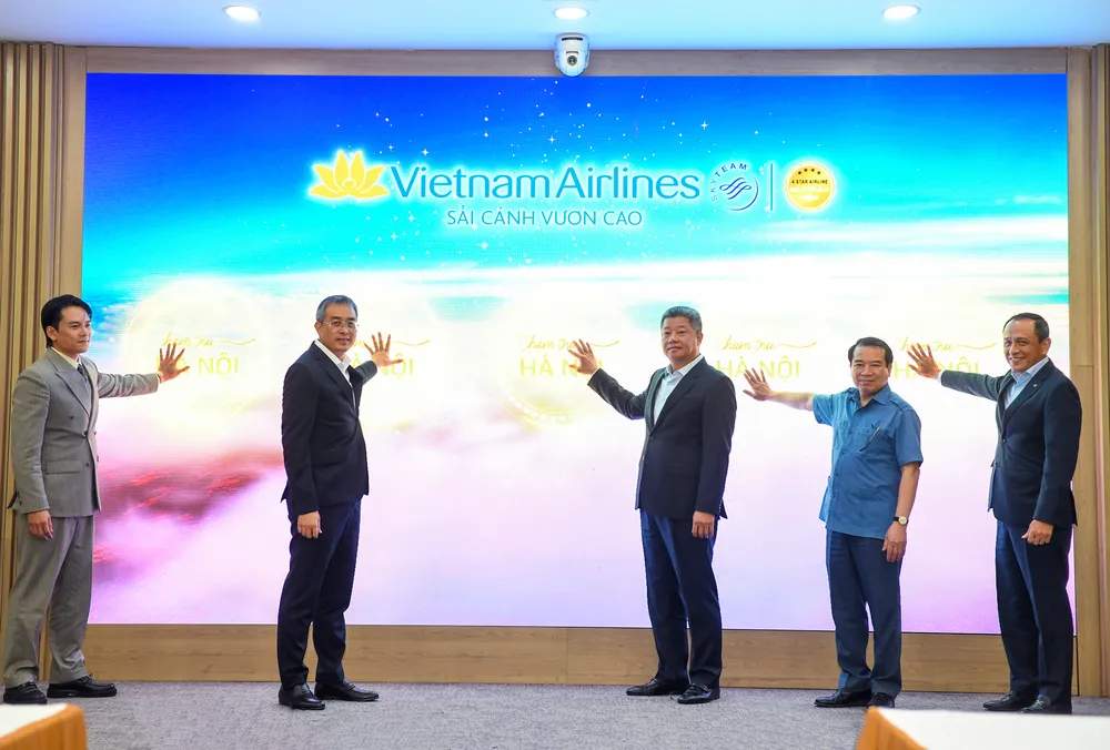 Đại diện UBND TP Hà Nội và Vietnam Airlines thực hiện nghi thức công bố chiến dịch “Chạm thu Hà Nội”