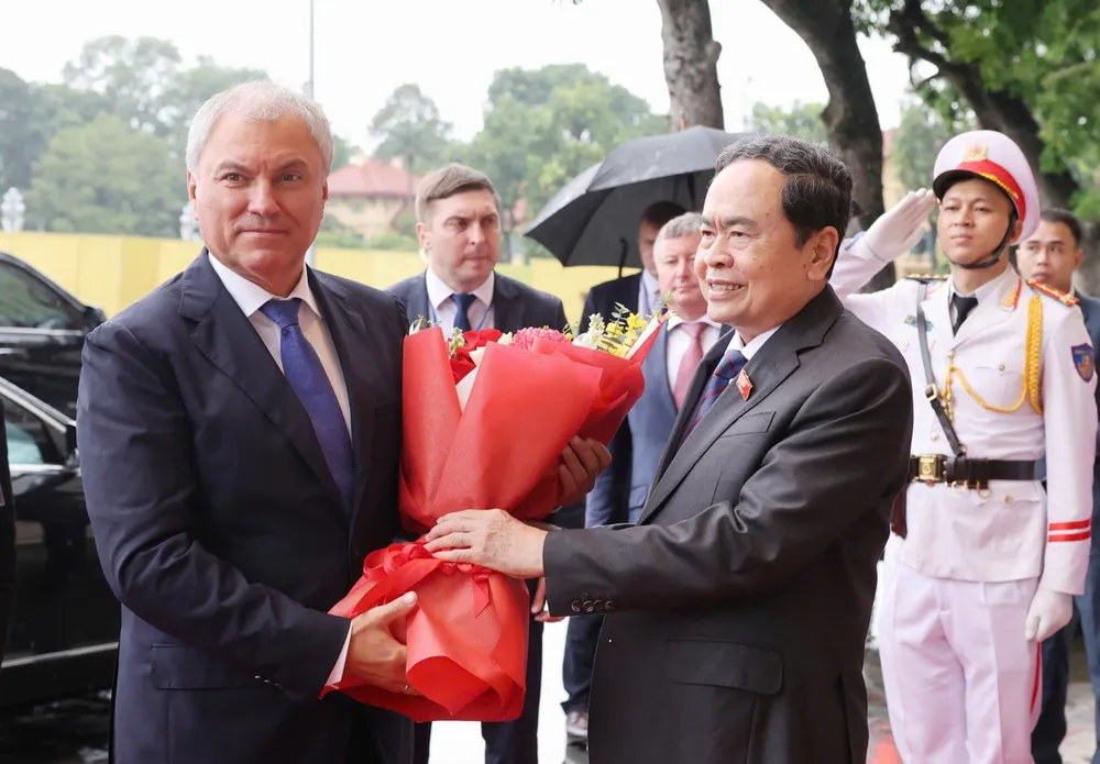 Chủ tịch Quốc hội Trần Thanh Mẫn đón Chủ tịch Duma Quốc gia Nga Vyacheslav Volodin, chiều 28-9. Ảnh: QUANG PHÚC