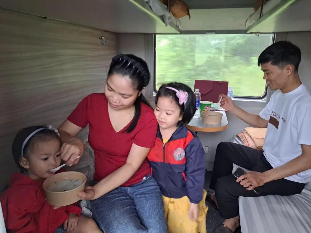 Suất ăn miễn phí phục vụ hành khách đi tàu sáng ngày 29-9