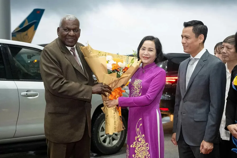 Phó Chủ tịch Quốc hội Nguyễn Thị Thanh đón Chủ tịch Quốc hội Cuba Esteban Lazo Hernández tại sân bay quốc tế Nội Bài. Ảnh: QUOCHOI.VN