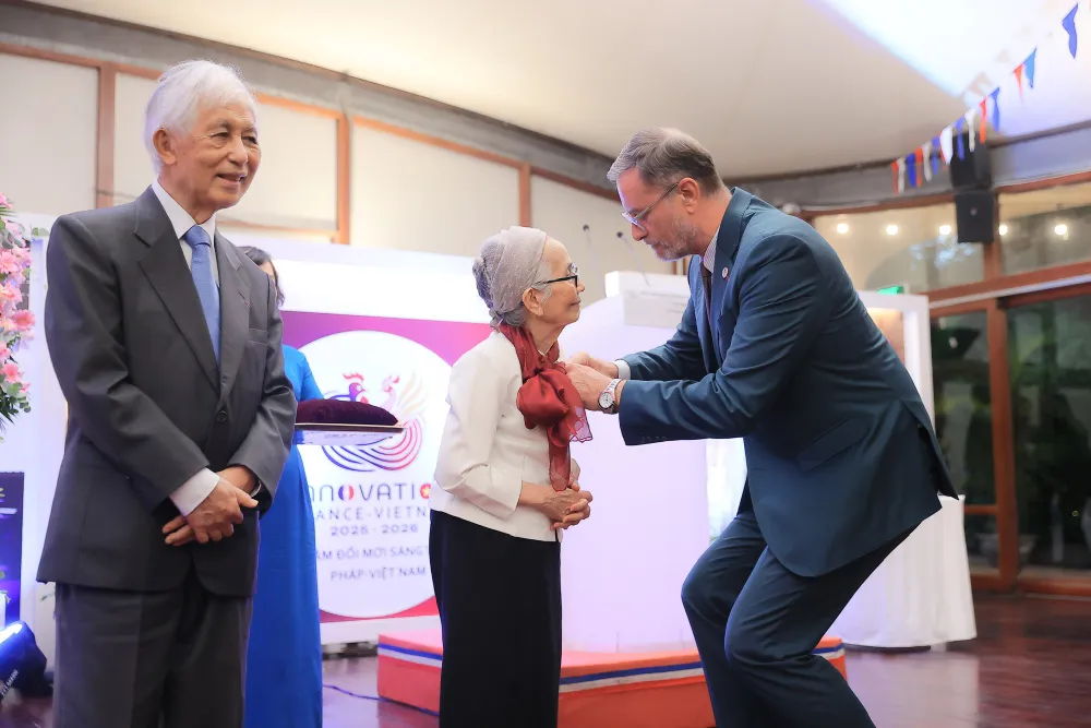 Đại sứ quán Pháp trao Huân chương Bắc đẩu Bội tinh bậc Sĩ quan cho vợ chồng Giáo sư Jean Trần Thanh Vân, tiến sĩ vật lý và Giáo sư Lê Kim Ngọc, tiến sĩ sinh học