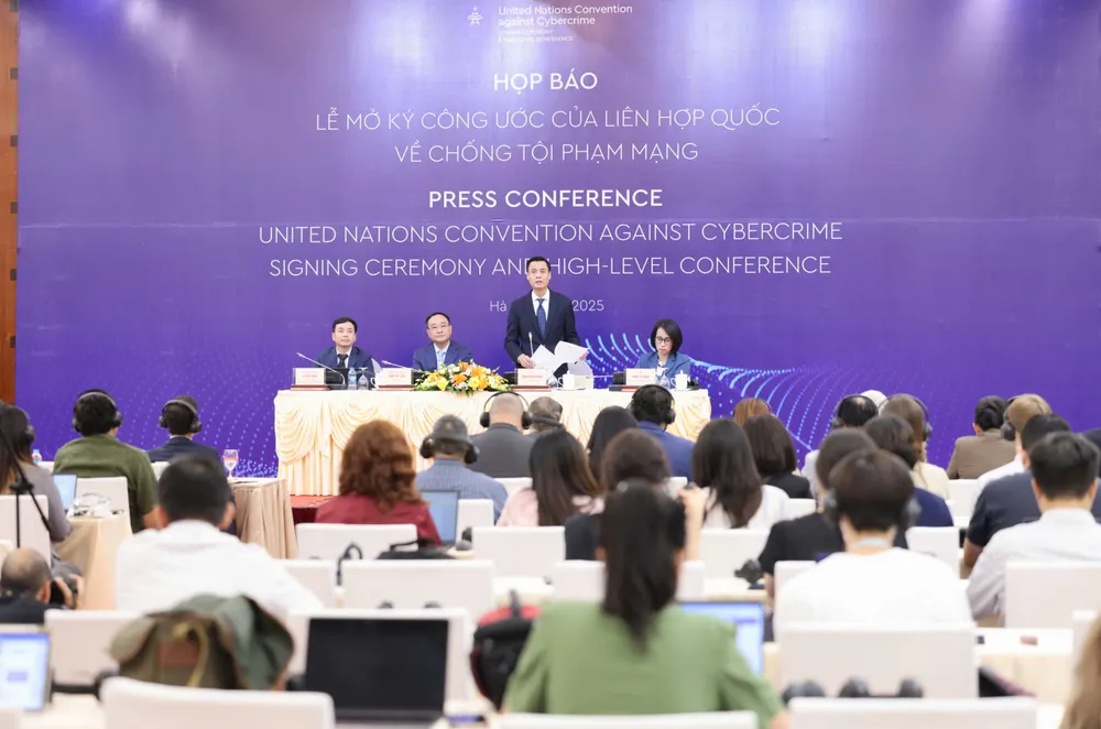 Họp báo Lễ mở ký Công ước của Liên hợp quốc về chống tội phạm mạng ngày 8-10. Ảnh: QUANG PHÚC.