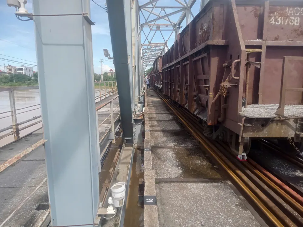 Chiều 10-10, đoàn tàu vẫn đang tiếp tục giữ vững cầu Bắc Giang an toàn, mực nước cách đáy dầm cầu Bắc Giang chỉ còn 0,65m