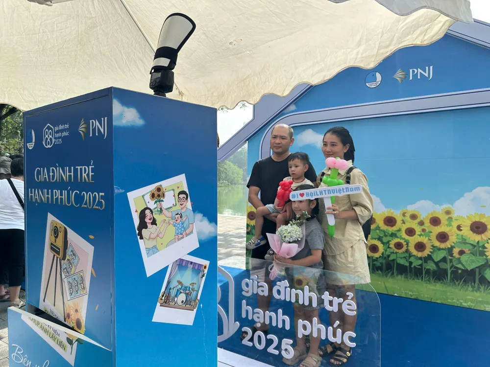 Các gia đình trẻ hào hứng tham gia nhiều hoạt động trong ngày hội "Gia đình trẻ hạnh phúc" ngày 12-10