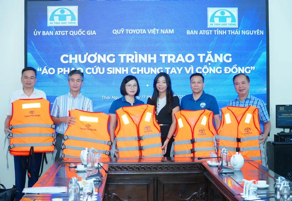 Trao tặng áo phao cứu sinh cho người dân và học sinh tỉnh Thái Nguyên
