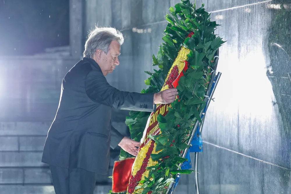 Tổng Thư ký Liên hợp quốc António Guterres và đoàn đại biểu đặt hoa và vào Lăng viếng Chủ tịch Hồ Chí Minh, chiều 24-10. Ảnh: VIẾT CHUNG