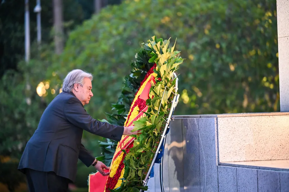 Tổng Thư ký Liên hợp quốc António Guterres và đoàn đại biểu đặt hoa tưởng niệm tại Đài tưởng niệm các anh hùng liệt sĩ trên đường Bắc Sơn, Hà Nội, chiều 24-10. Ảnh: VIẾT CHUNG