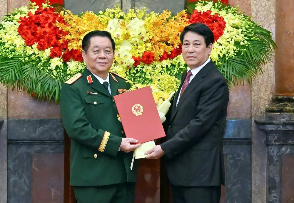 Chủ tịch nước trao Quyết định bổ nhiệm đồng chí Nguyễn Trọng Nghĩa giữ chức Chủ nhiệm Tổng Cục Chính trị Quân đội nhân dân Việt Nam, thăng quân hàm từ Thượng tướng lên Đại tướng. Ảnh: VIẾT CHUNG