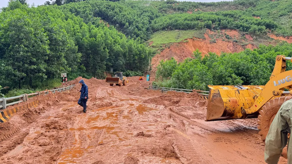 Nhiều tuyến đường bị sạt lở chưa được thông xe