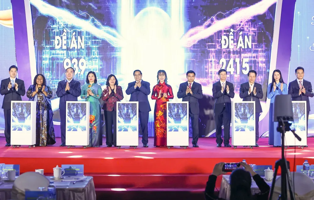 Thủ tướng Chính phủ và các đại biểu bấm nút triển khai Đề án Hỗ trợ phụ nữ khởi nghiệp giai đoạn 2026-2035. Ảnh: VIẾT CHUNG