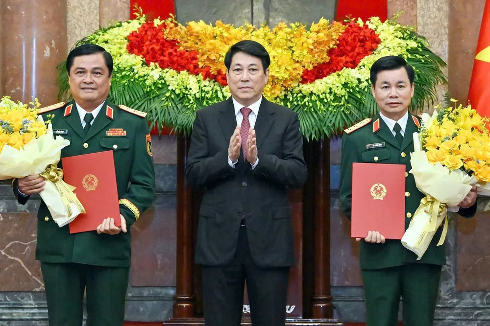Chủ tịch nước Lương Cường trao quyết định thăng quân hàm Thượng tướng đối với 2 sĩ quan cấp cao Bộ Quốc phòng. Ảnh: VIẾT CHUNG