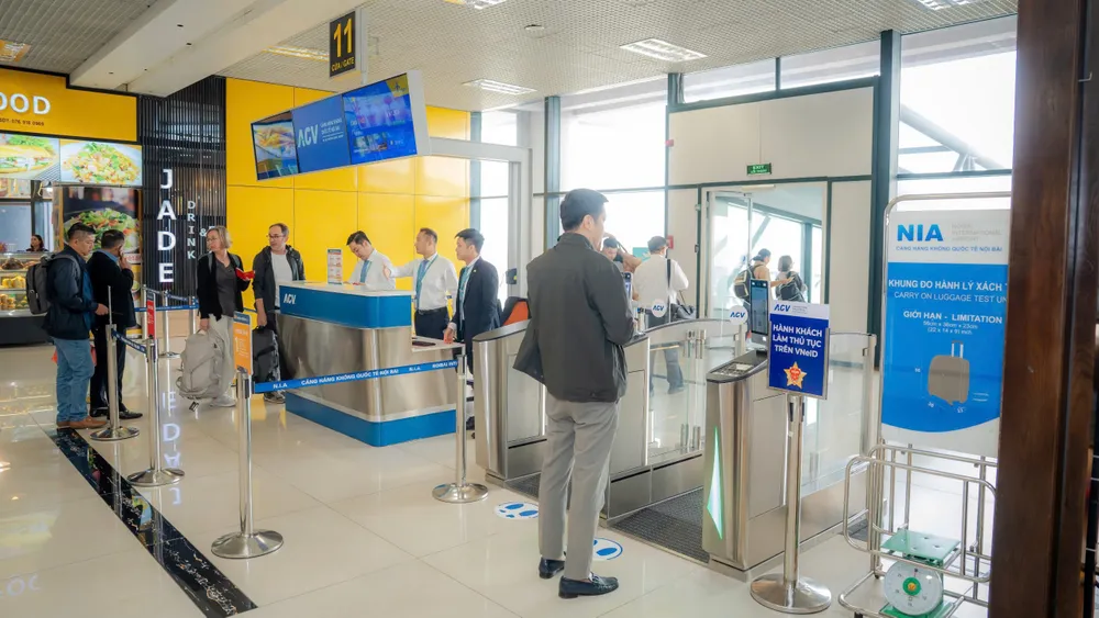 Khách sử dụng cửa ra máy bay tự động.jpg