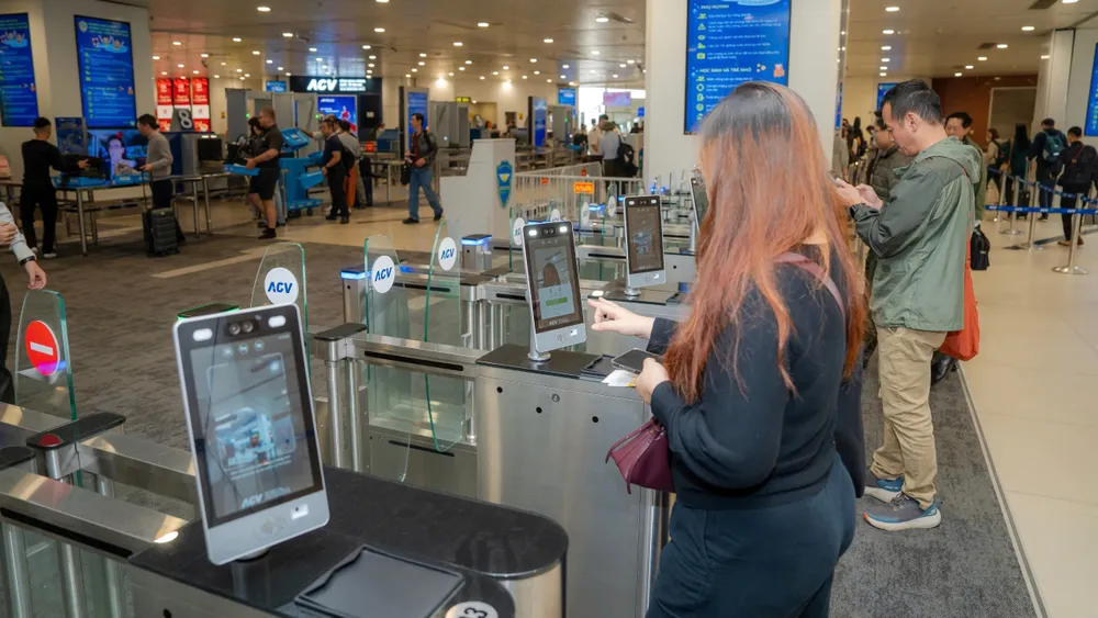 Khách sử dụng làn kiểm tra an ninh tự động (2).jpg