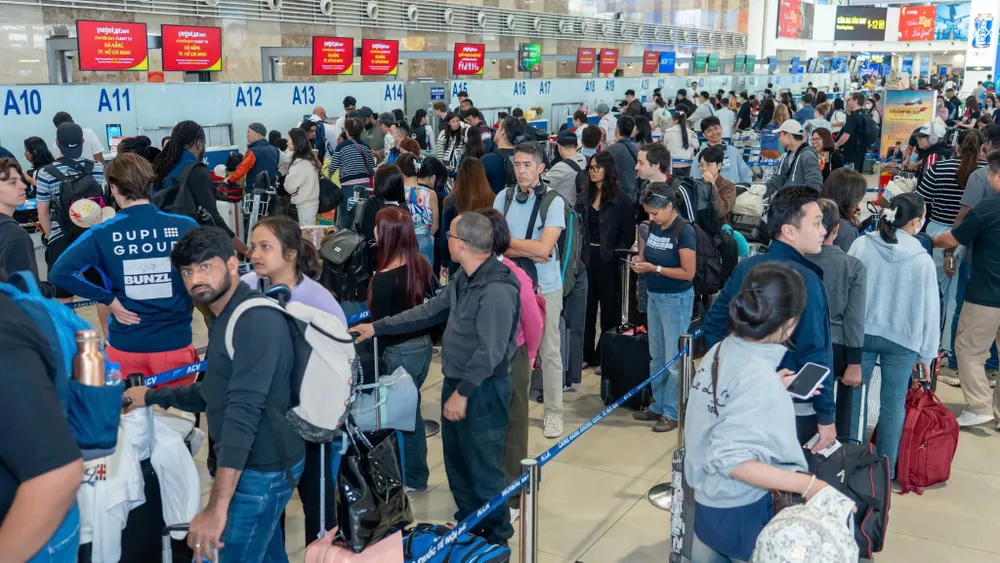 Hành khách đông đúc tại sân bay Nội Bài dịp cuối năm