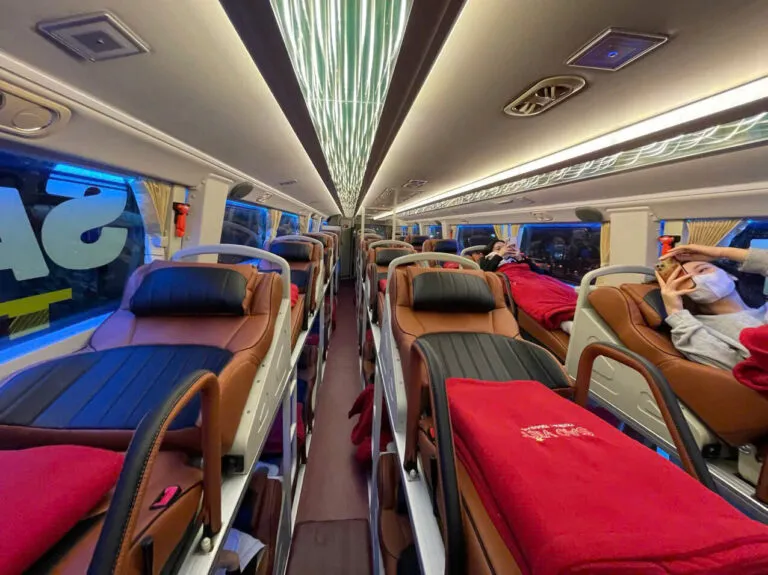 Bên trong một xe khách giường nằm hai tầng