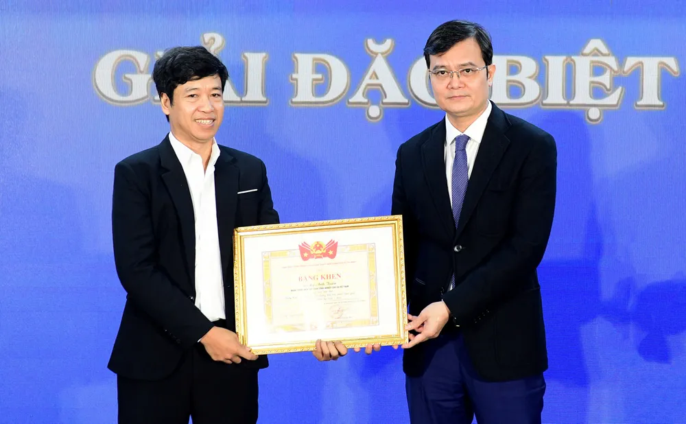 Bí thư thứ Nhất Trung ương Đoàn Bùi Quang Huy trao giải đặc biệt cho tác phẩm của tác giả Lý Anh Tuấn