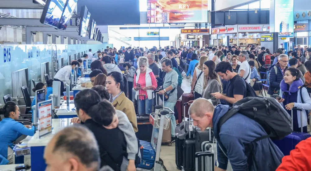 Sân bay Nội Bài đông khách ngày cận Tết Bính Ngọ