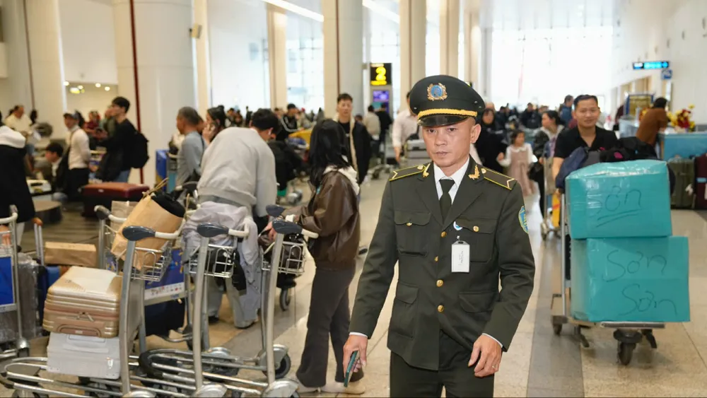 Các lực lượng chức năng tăng cường phục vụ trong ngày cao điểm